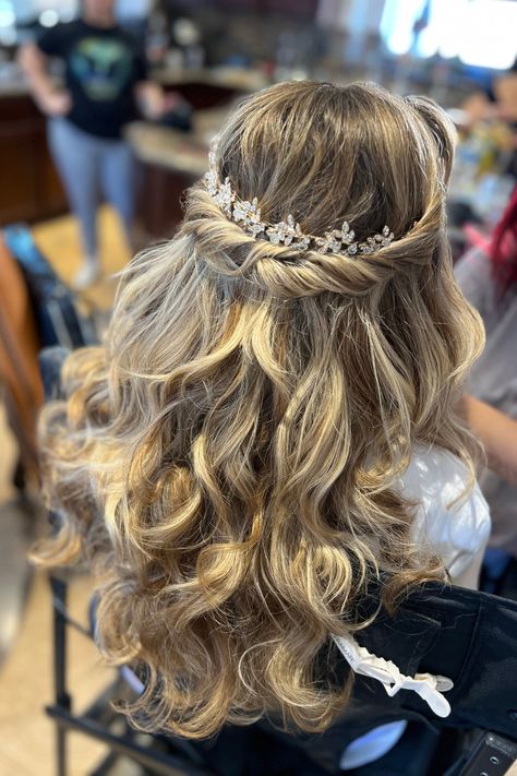 This boho-inspired wedding hairstyle combines effortless waves with a romantic twist and floral accessory, creating a look that’s both laid-back and stunning. Discover bridal hair ideas, braided hairstyles for wedding, boho wedding hair down waves and boho wedding hairstyle. Book me as your Las Vegas elopement hairstylist at tiangcohair.com Wedding Hair Down Waves, Bohemian Hairstyles Wedding, Bridal Hair Half Up Medium, Bridal Hair Half Up With Veil, Garden Wedding Hair, Bridal Hair Ideas, Garden Wedding Hairstyles, Bridal Hair Half Up, Bohemian Wedding Hair