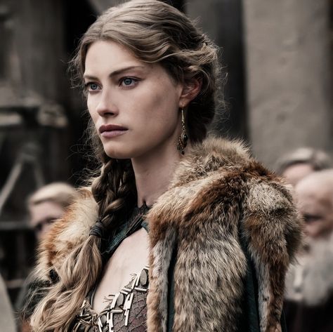 Icon Gunhild Vikings, Alyssa Sutherland Vikings, Viking Woman Aesthetic, Aslaug Vikings, Winterfell Aesthetic, Queen Aslaug, Vikings Women, Vikings Aesthetic, Viking Costumes