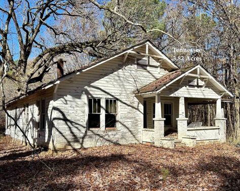 Tennessee Fixer Upper For Sale on 3.82 Country Acres $59,900 Tennessee Homes For Sale, Older Homes, Old Houses For Sale, Sims Building, Old Bricks, The Bill, Brick Building, Wood Ceilings, Brick Fireplace