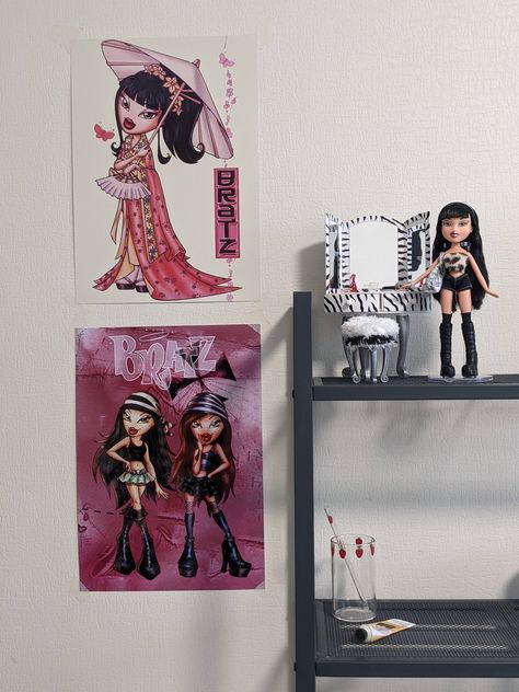 Bratz Display Ideas, Bratz Bathroom, Bratz Display, Bratz Decor, Bratz Room, Bratz Art, Y2k Bratz, Childhood Memories 90s, Brat Doll