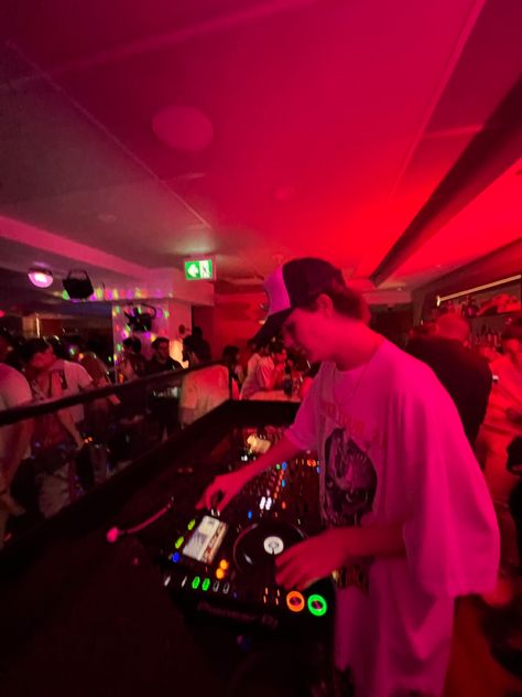 Dj Concert Aesthetic, Behind Dj Booth Aesthetic, Dj Party Aesthetic, Dj Booth Aesthetic, Dj Aesthetic Boy, Dj Set Aesthetic, Dj Moodboard, Boat Party Outfit, House Party Aesthetic