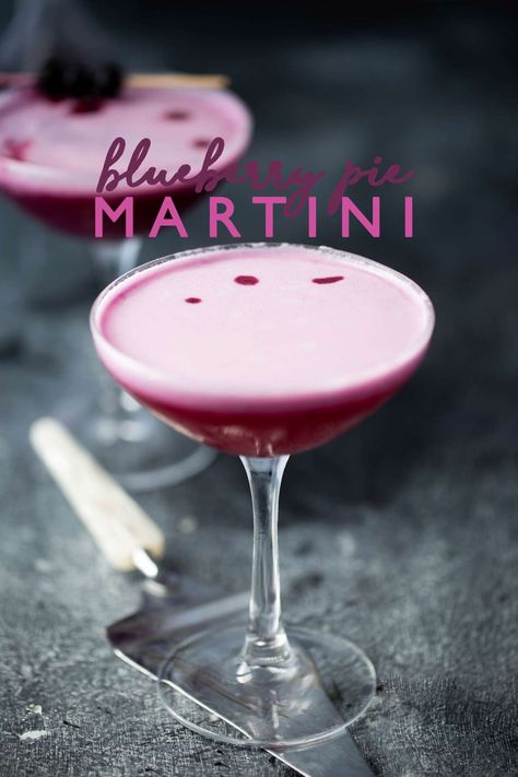 Blueberry Pie Martini, Huckleberry Martini Recipe, Fun Martini Recipes, Blue Martini Recipe, Blueberry Drink, Blueberry Cream Pie, Cute Cocktails, Blueberry Martini, Blueberry Drinks