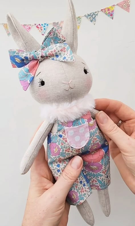 Easy Sewing Projects To Sell, Fabric Bunnies, Kids Sewing Projects, Dolls Handmade Diy, Handmade Plushies, Sewing Stuffed Animals, Cute Fabric, Girls Toys, Baby Tutu