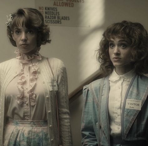 Stranger Things Robin And Nancy, Robin X Nancy, Robin Nancy, Robin And Nancy, Robin Girl, Robin Costume, Robin Buckley, Nancy Wheeler, A Robin