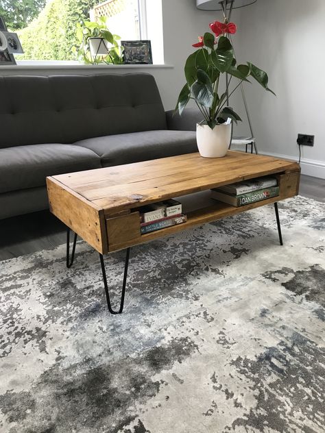 Simple Wood Coffee Table Diy, Homemade Coffee Table, Coffee Table Hairpin Legs, Palette Coffee Table, Homemade Coffee Tables, Pallet Coffee Table Diy, Hairpin Coffee Table, Wood Table Living Room, Table Palette