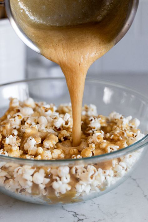 Leftover Popcorn, Make Caramel Popcorn, Chocolate Drizzled Popcorn, Homemade Caramel Popcorn, Caramel Popcorn Recipe, Butterscotch Caramel, Popcorn Recipes Caramel, Cheese Popcorn, Salted Caramel Popcorn