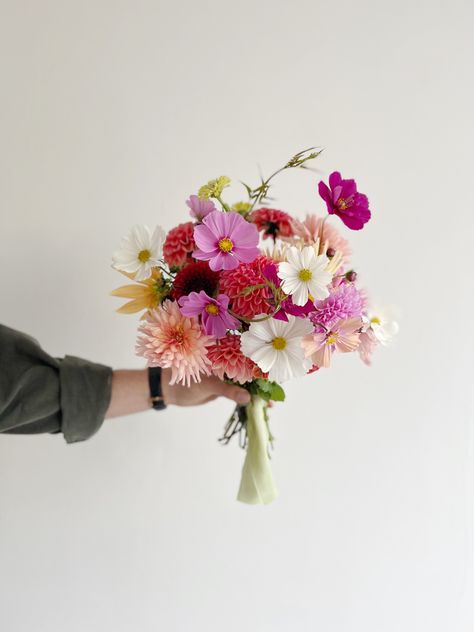 Small Colourful Bridal Bouquet, One Flower Bridal Bouquet, Bride Bouquets Bright Colors, British Summer Flowers, Small Colourful Bouquet, Colorful Small Bouquet, Bouquet Of Flowers Simple, British Wedding Flowers, Small Dahlia Bouquet