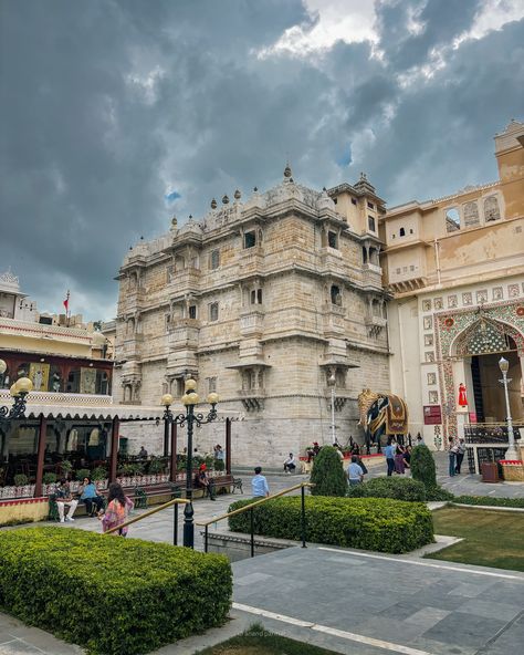 UDAIPUR CITY PALACE SET l .. “Udaipur City Palace: A stunning blend of Rajasthani architecture, overlooking Lake Pichola with its intricate courtyards, mirror-work, museums, and panoramic views of the city and hills.” #udaipur #udaipurdiaries #citypalaceudaipur #rajasthan #phoneshot #shotoniphone Rajasthani Architecture, Udaipur City Palace, City Palace Udaipur, Udaipur, Mirror Work, 5 Star Hotels, Kolkata, Travel Aesthetic, 5 Star