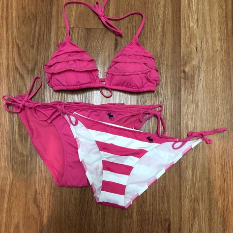 Size M. Brand New. Never Worn. Still Has Liner In Bottoms. No Longer Fits Me :(. My Loss Your Gain! <3 2000s Bikinis, Shoes List, Hollister Clothes, Trashy Outfits, Clothing Board, 2000s Clothes, Malibu Barbie, Swimming Bathing Suits, Striped Swimsuit