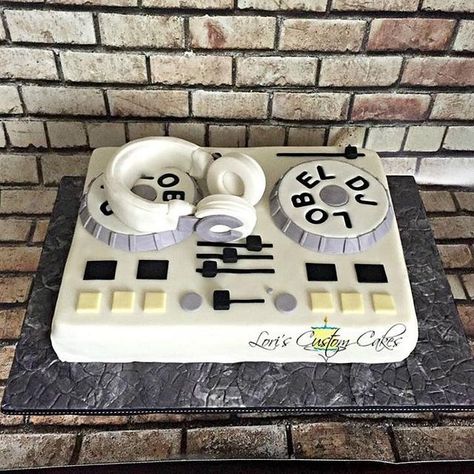 Vanilla Coconut Cake, Beatles Birthday Cake, Musical Cakes, Happy Birthday Games, Dj Cake, Beatles Birthday, Rocket Cake, Music Cake, 25th Birthday Cakes