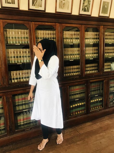 Hijabi Lawyer, Lawyer Aesthetic, Law Aesthetic, Butterfly Abaya, Future Job, Hijabi Style, Future Jobs, Cute Love Songs, Lawyer