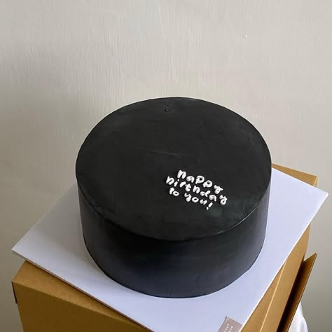 Black Birthday Cake Simple, Black Bday Cake Simple, Simple Cake Designs Black, Black Cakes Ideas, Bento Cake Aesthetic Black, Black Bday Cake Aesthetic, Cake Birthday Aesthetic Black, Simple Black Cake, Black Mini Cake