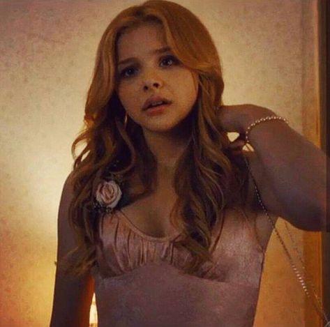 Carrie Movie 2013, Carrie Horror Movie, Carrie Remake, Y2k Indie Aesthetic, Carrie 2013, Carrie Movie, Celebrity Yearbook Photos, Chloe Fashion, Carrie White