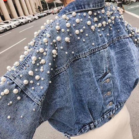 973a5f0ccbc4ee3524ccf035d35b284bdesc47001400ri Denim Jacket With Pearls, Diy Denim Jacket, Denim Jacket Short, Loose Coats, Spring Coat, Pearl Decor, Denim Diy, Mode Casual, Loose Outfit