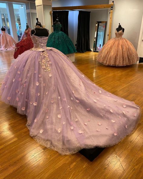 Sweet 16 Pink Dress, Rapunzel Quinceanera Theme, Purple Quince Dress, Purple Quinceanera Theme, Debut Gowns, Ball Gown Quinceanera Dresses, Quince Themes, Purple Quince, Quinceanera Jewelry