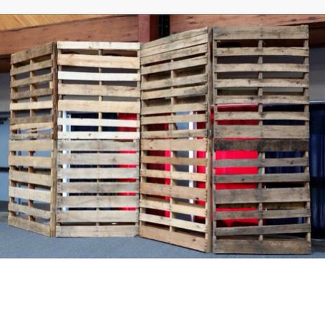 Portable Pallet Wall, Sen Classroom, Pallet Picture Display, Pallet Stand, Pallet Wall Ideas, Outdoor Workspace, Pallet Backdrop, Wreath Display, Pallet Pictures