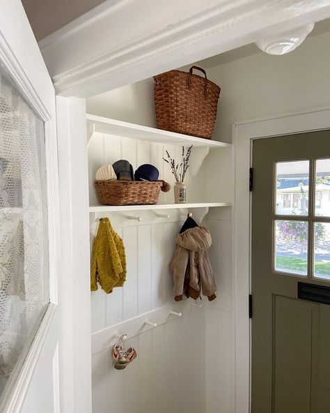 Small Hallway Decorating, Cottage Hallway, Minimalist Farmhouse, Decorating Home, Small Hallway, The Kid, Hallway Decorating, On The Floor, Little House