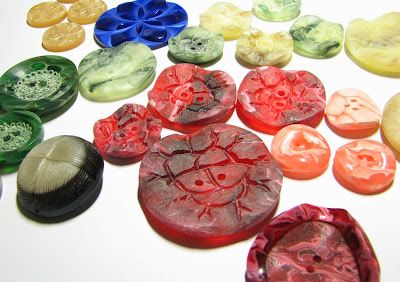 Agnes' Vintage World: How to identify Bakelite Vintage Buttons Antiques, Vintage Buttons Crafts, Button Collecting, Art Deco Cards, Things To Collect, Buttons Crafts, How To Clean Metal, Plastic Items, Vintage Bakelite