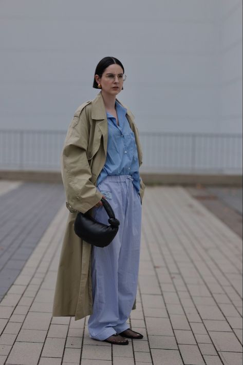 Trench Coat Oversized, Oversized Bomberjacket Streetstyle, Fall Business Casual Outfits, Simple Casual Outfits, Frock Fashion, Denim Skirt Outfits, Minimalist Dresses, 가을 패션, Business Casual Outfits