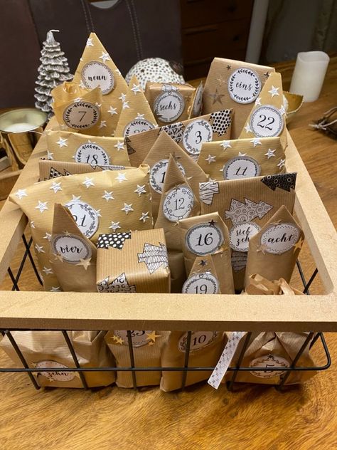 Christmas Advent Calendar Gift Ideas, Christmas Advent Calendar Ideas, Reusable Advent Calendar, Homemade Advent Calendars, Advent Calendar Ideas, Christmas Advent Calendar Diy, Advent Calendar Gifts, Christmas Gift Basket Ideas, Gift For Mom Christmas