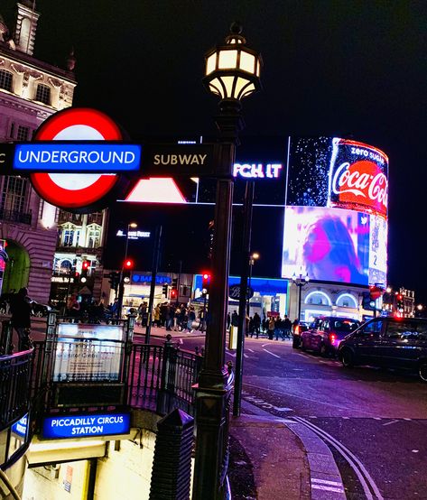 Piccadilly Circus London, London Photo Ideas, Circus Wallpaper, Historical London, Exchange Program, Playlist Covers Photos, London Dreams, London Night, London Baby