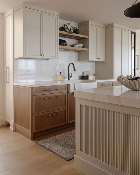 In this marina-view condo by designer @karinbennettdesigns, it's all about the view and subtle nautical touches. Head to the link in bio for a full tour. #Houseandhomemag Presented By @tanqueraygin 📸 @mike_chajecki Reeded Island, Kitchen Texture, Designing A Home, Condo Living, Space Room, Island Kitchen, Cabinet Ideas, Little Cottage, Decorating Small Spaces