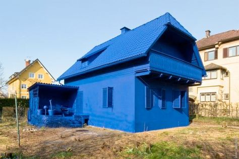 Artist Peter Kaschnig painted this entire house in Klagenfort, Austria blue Weird Houses, Blue Houses, Ugly House, Crazy Houses, Painted House, Crazy House, Im Blue, Everything Blue, Pintura Exterior