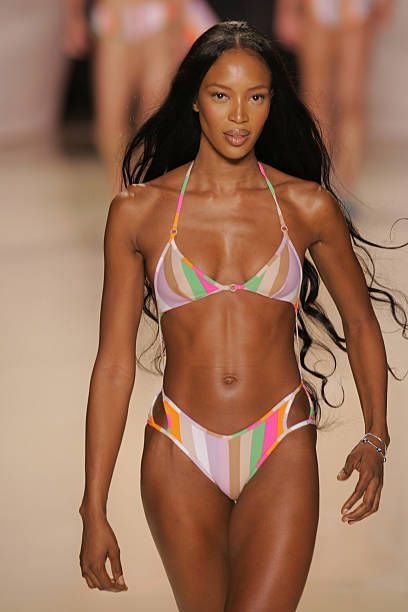 Naomi Campbell wearing Rosa Cha by Amir Slama Spring 2005 Naomi Campbell Chanel, Naomi Campbell Body, Naomi Campbell Iconic Runway, Naomi Campbell Selfie, Naomi Campbell 90s, Naomi Campbell Cheekbones, Naomi Campbell Pink Versace Dress, Naomi Campbell Swimsuit, Chanel Watch