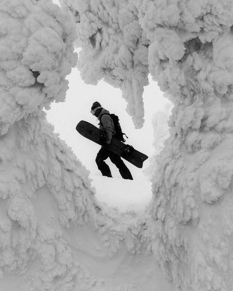 andrew_miller | Texture hunting in the land of snow monsters. | Instagram Climbing Fashion, Salomon Snowboard, Snowboarding Pics, Snowboard Aesthetic, Ski Photography, Snowboarding Photography, Skater Kids, Snowboarding Aesthetic, Slow Moments