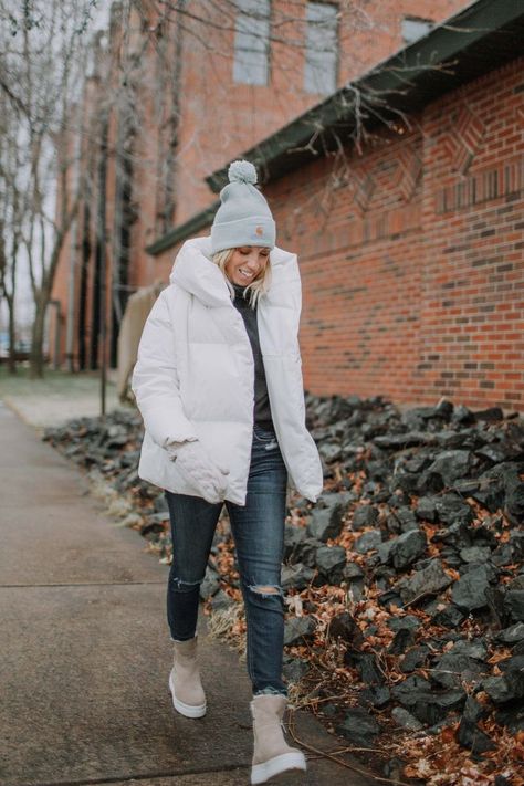 Timeless Wardrobe Essentials, White Winter Boots, White Winter Jacket, Running Errands Outfit, Winter Outfits For Women, Dress For Winter, Winter Jacket Outfits, Tunic Tops For Leggings, Outfits Nyc