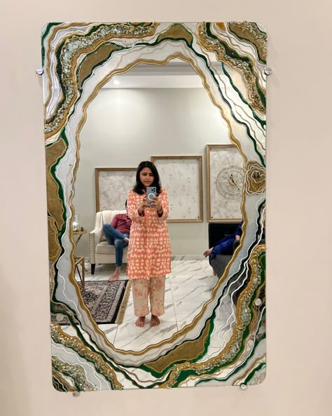 Resin Art On Mirror, Resin Mirror Art, Epoxy Resin Mirror, Geode Mirror, Mirror Resin, Decorated Mirror, Resin Art Canvas, Resin Mirror, Green Geode