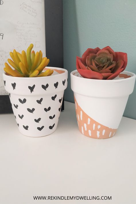 Painted Plant Pots Diy Easy, Easy Pot Designs, Terracotta Pots Painted Diy, Painted Terracotta Pots, Mini Plant Pots, Plant Pot Design, Pot Painting, Painted Terracotta, Plant Pot Diy