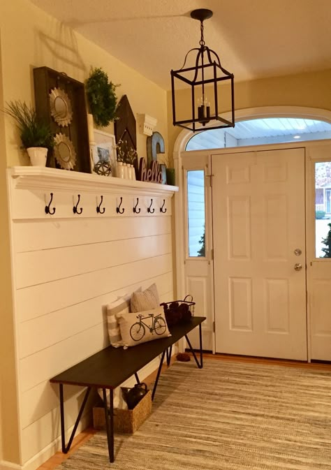 Shiplap entryway with hooks and bench! Shiplap Entryway, Vstupná Hala, Farmhouse Entry, Mudroom Entryway, Farmhouse Entryway, Casa Country, Foyer Decorating, Entrance Decor, Mud Room