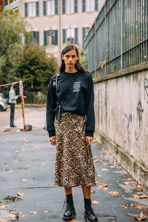 Milan Fashion Week Is Delivering on the Street Style We've Been Missing Milan Fashion Week Street Style, Spring Outfits Dresses, Skirt Outfits Fall, Reportage Photography, Nyc Street Style, Fashion Week Street Style, Street Style Looks, Casual Street Style, Street Chic