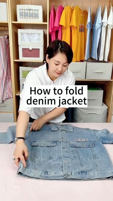 The Folding Hacks (@thefoldinghacks) • Instagram photos and videos Folding Tips, How To Fold Pants, Folding Hacks, Folding Jeans, Daily Life Hacks, Packing Hacks Clothes, Smart Jackets, Shirt Folding, How To Fold Towels