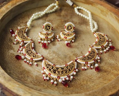 Thewa Necklace set ❤️ #tht @thehouseofthewa DM for more enquiries 💌 Originally handmade from Pratapgarh 🌷 Thewa Jewellery, Must Have Jewelry, Indian Jewellery Design Earrings, Indian Jewellery Design, Jewelry Design Earrings, Bridal Gold Jewellery Designs, Art Gold, Jewellery Gold, Fancy Jewellery