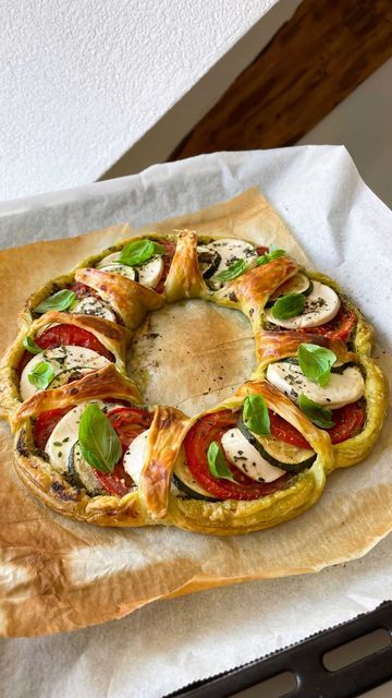 Mozarella Recipes Appetizers, Zucchini Tart, Summer Appetizer Recipes, Tart Vegan, Tomato Mozzarella Basil, Pesto Mozzarella, Christmas Pastries, Zucchini Tomato, Tomato Mozzarella