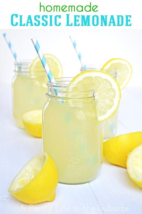 A refreshing and delicious recipe for real lemonade that is made with just 3 ingredients, and can be ready in 5 minutes. Perfect for a hot summer day! Jar Drinks, Lemonade Popsicles, Chewy Ginger Cookies, Strawberry Rhubarb Jam, Homemade Lemonade Recipes, Rhubarb Jam, Lemon Drink, Lemonade Recipe, Fresh Lemonade