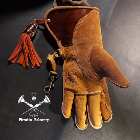 Medieval Gloves, Leather Gloves Pattern, Falconry Glove, Ranch Fashion, Falconry Equipment, Eurasian Eagle Owl, Brown Leather Gloves, Nocturnal Birds, Glove Pattern