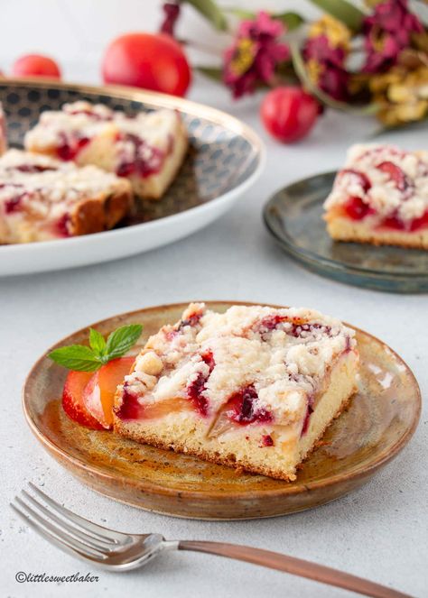 This German plum cake is perfectly rich and buttery. It has a thick layer of tender, juicy plums and is topped with a delicate, sweet streusel. This quick and easy version is made without yeast, but it looks and tastes just the same! Potluck Deserts, German Plum Cake, Plum Recipes, Afternoon Tea Recipes, Foreign Food, Tea Biscuits, Plum Cake, Big Cakes, Sweet Treats Recipes