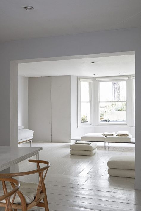 chesterton-w10-london-houses-061 White Painted Floorboards, Japandi Style Bedroom, White Painted Floors, Painted Wooden Floors, Victorian Terrace Interior, White Floorboards, Painted Floorboards, White Wooden Floor, Ultra Minimalist