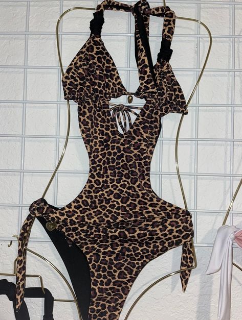 👙Trikini: Leopard and Black Reversible🐆🖤; Designed by me and handmade in 🇨🇴 Colombia Vegas Aesthetic, Adrette Outfits, Leopard Print Swimsuit, Preformance Outfits, Casual Preppy Outfits, Cute Swimsuits, Fashion Inspiration Design, Cute Bikinis, Cute Simple Outfits