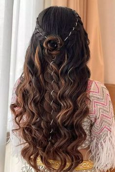 Messy Ponytail Hairstyles Indian Wedding, Hairstyles For Lohri Function, Hairstyles For Carnival, Wedd Hairstyles, Bridal Hair Looks, Trending Bridal Hairstyles, Hairstyle For Lehenga, Floral Hairstyle, Modern Bridal Hairstyles