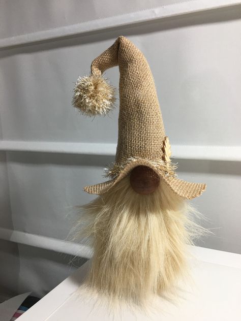 Burlap Fall Gnome Burlap Gnome Diy, Gnome Hats Diy, Fall Nomes, Fall Gnomes Diy How To Make, Fall Gnomes Diy, Scarecrow Gnome, Primitive Christmas Decorating, Scarecrow Crafts, Fall Gnomes