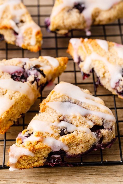 Blueberry Lemon Scones, Blueberry Scones Recipe, 90 Second Keto Bread, Scones Recipe Easy, Lemon Scones, Keto Biscuits, Keto Chocolate Chips, Low Carb Sweeteners, Lemon Drizzle