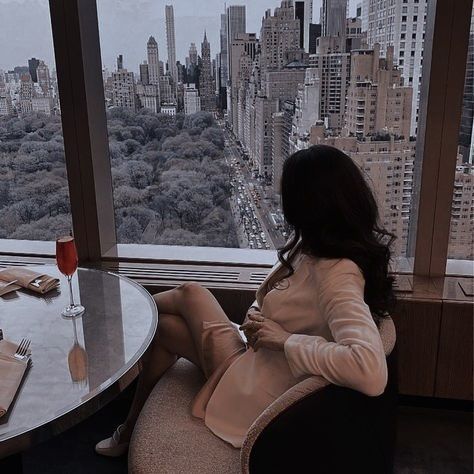 Bosswoman Aesthetic, Aesthetic Lawyer, New York City Luxury, Luxury Life Aesthetic, Rose Calloway, Ideal Woman, Growing Up Girl, Outing Outfit, Photo Recreation