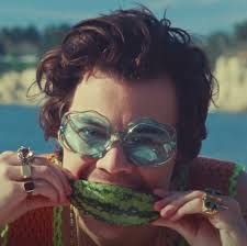 Harry Styles 'Watermelon Sugar' Music Video Fashion and Outfits Harry Styles Watermelon, Harry Styles Watermelon Sugar, Watermelon Baby, Watermelon Sugar, Harry Styles Wallpaper, Mr Style, Treat People With Kindness, Harry Edward Styles, Edward Styles