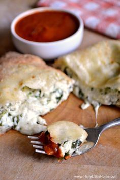 Four-Cheese Spinach Calzones ... so easy to make, super cheesy, and impossible to resist! They're the perfect weeknight meal! | Hello Little Home Spinach Calzone Recipe, Cheese Calzone, Winter Vegetarian Recipes, Curry Puffs, Veggie Pizza Recipe, Autumn Recipes Vegetarian, Calzone Recipe, Future Chef, Vegetarian Comfort Food