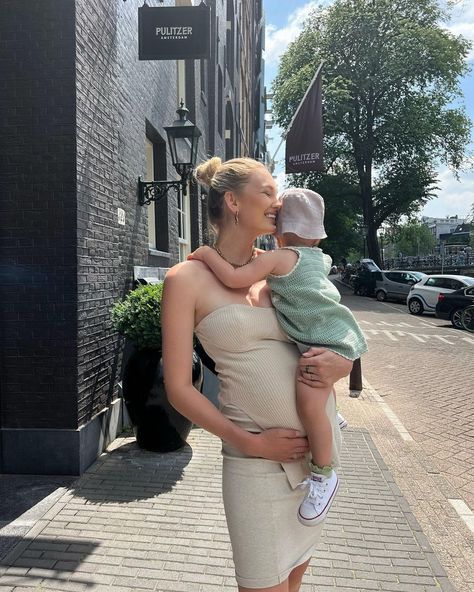 Romee Strijd Outfits, Day In Amsterdam, Toddler Boy Room Decor, Baby Tumblr, Mommy Goals, Pregnant Celebrities, Romee Strijd, Cute Maternity Outfits, Stylish Maternity Outfits