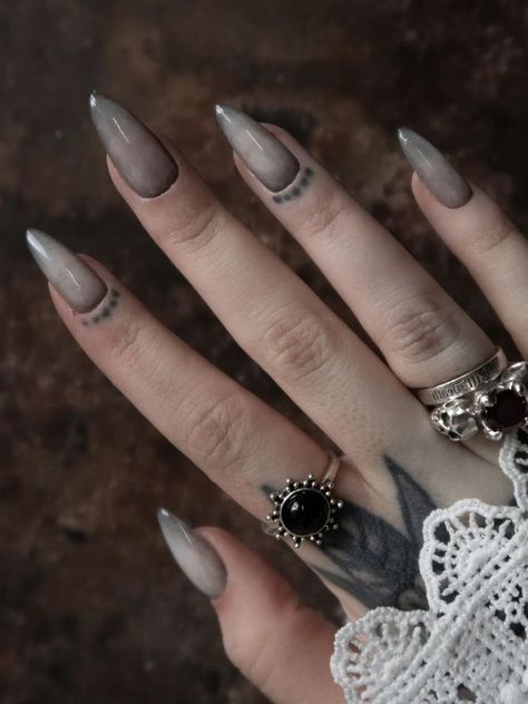 Vampire Ombre Nails, Vampire Nails Gothic Aesthetic, Grey Gothic Nails, Simple Witchy Nail Designs, Nail Gothic Ideas, Nail Art Gothic Dark Beauty, Dark Style Nails, Nails Inspiration Goth, Easy Goth Nail Art